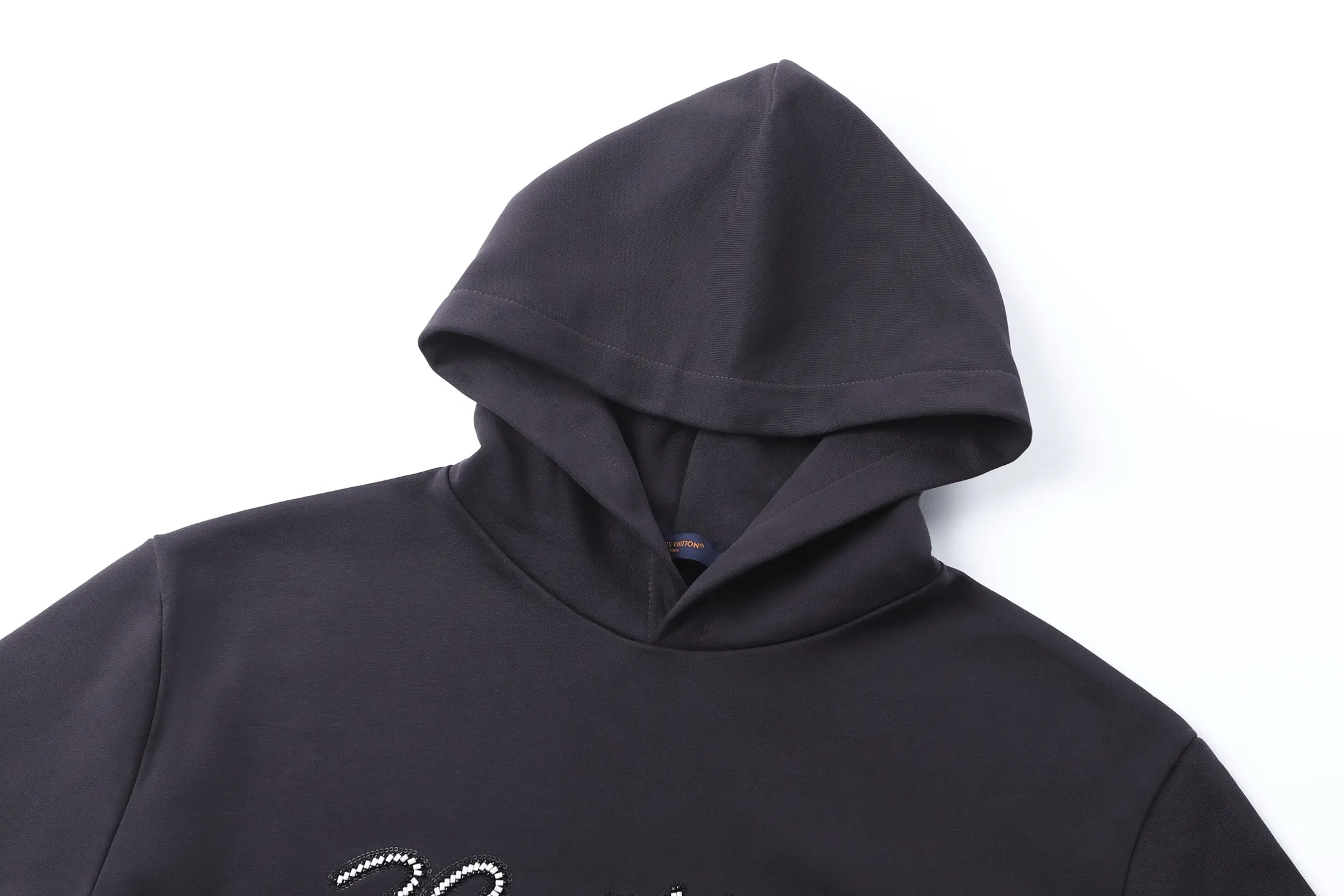 🅿️410 1v 25FW hand-signed monogram beaded embroidered hooded sweatshirt. The original version was purchased for 13,200 and developed. The fabric is made of custom-dyed 420g cotton extra-thick trendy brand terry sweatshirt material. This fabric is raised and treated to form a layer of soft and plump fluff on the inside; the improved fish scale knitting method forms a delicate concave and convex texture on the bottom surface, similar to the arrangement of fish scales. Effectively increases the air storage layer and improves thermal insulation performance. The front of the fabric is smooth and smooth, while the back is soft and waxy. It has excellent moisture absorption, breathability, wrinkle resistance and drape, and is thicker and crisper than ordinary sweatshirt materials. It gives clothes excellent warmth retention, breathability and skin-friendly touch. The Vuitton script on the chest is embroidered with beads. During the embroidery process, tiny beads are fixed on the fabric together with embroidery thread. The direct characteristics brought by this process are a strong three-dimensional sense, a unique sense of weight and a reflective effect that changes with the light. The overall wiring is straight and delicate, the fabric is comfortable and soft, and the color is consistent without color difference. It can be matched with the same style to create a fashionable look and control various occasions. Customized accessories, complete with three standards, same style for men and women! Size:S-M-L-XL